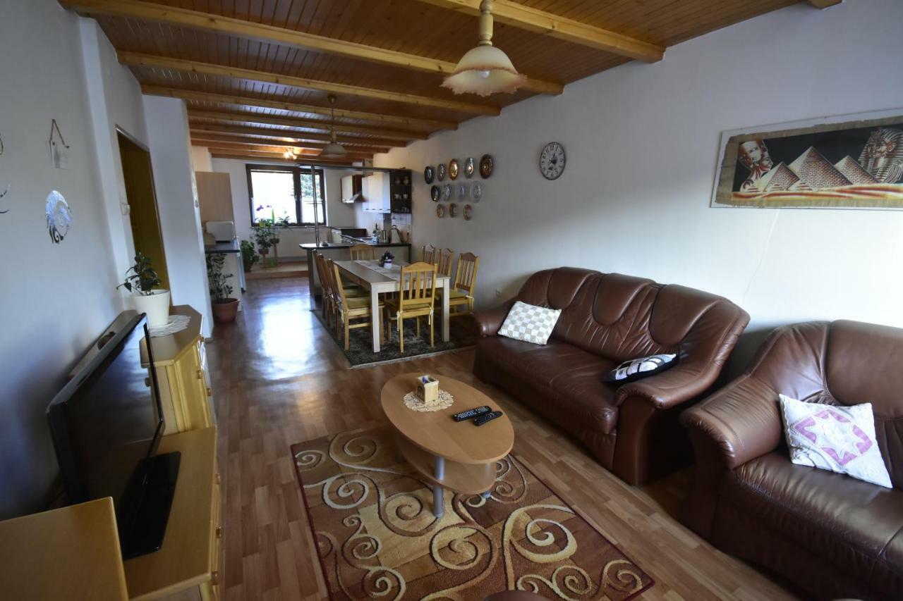 Privat Bea Apartment Podturen Екстериор снимка